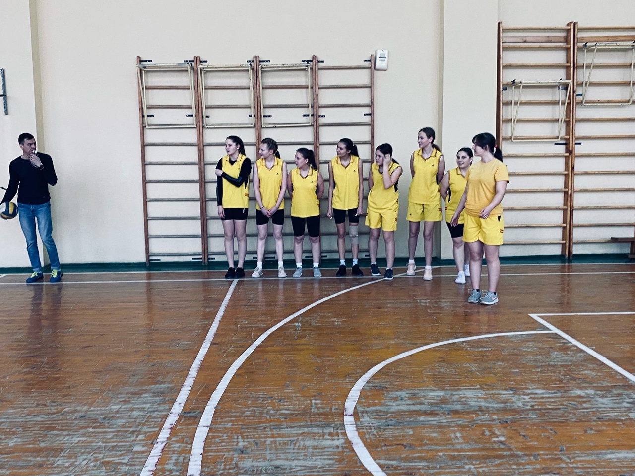 Районные соревнования по волейболу среди девушек.